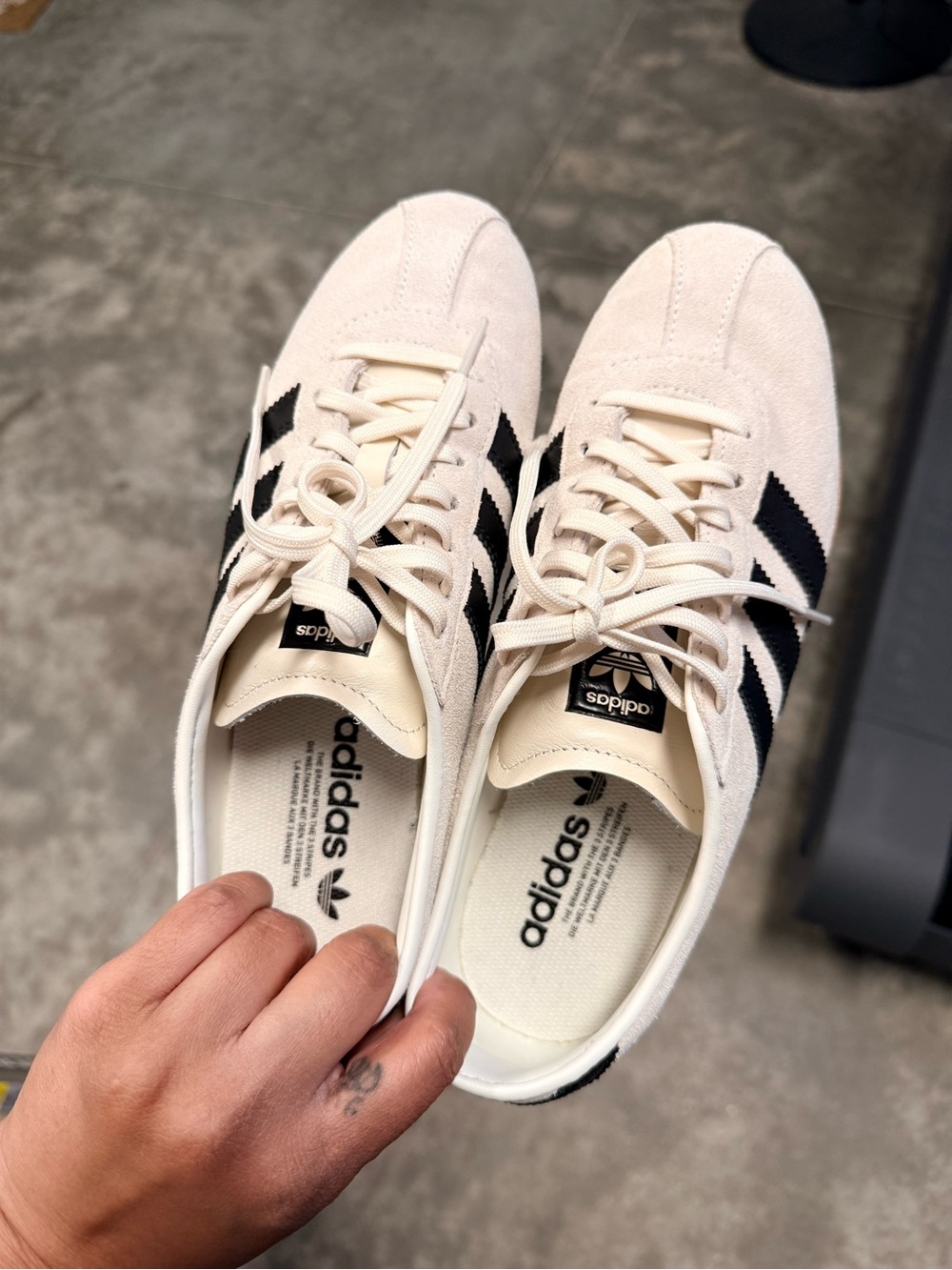 Adidas tokyo - like new size 9